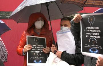 Manifestantes con el lema de la protesta 