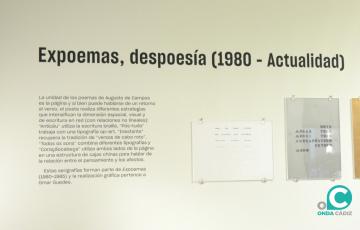 La exposición se compone de una serie de poemas trasladados a las artes visuales