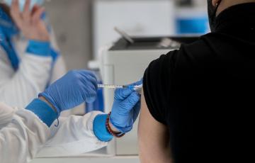  Una persona es vacunada contra el Covid-19