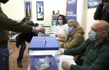 Bruno García deposita su voto 
