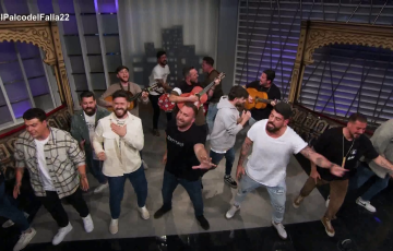 Actuación en directo de la comparsa Los Aislados.