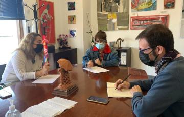 La concejala de Turismo y Comercio, Montemayor Mures, junto a responsables de AETC durante la reunión mantenida para fijar estrategias conjuntas