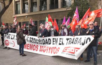 Concentración de CCOO y UGT ante la subdelegación del gobierno