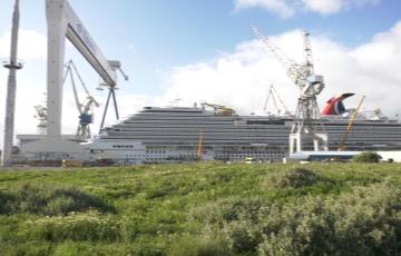 El Carnival Breeze en el astillero de Puerto Real