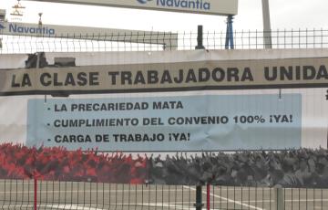 Cartel de la CMT durante la concentración de esta tarde 