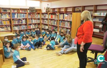 Uno de los talleres en la biblioteca Adolfo Suárez