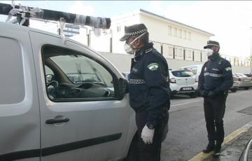 Dos conductores denunciados y prendas de ropa intervenidas por falsificación