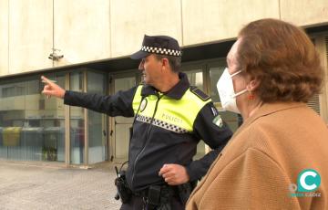 El agente de policía de barrio ayudando a una vecina en La Laguna