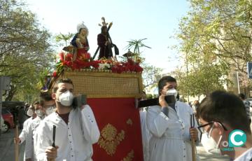 Una imagen de los alumnos del centro escolar de Afanas portando el paso