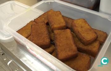 Torrijas recien hechas en el obrador de Don Pan