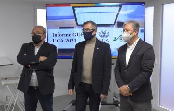 Los profesores Sánchez Vázquez  y Ruiz Navarro, flaqueando al vicerrector de Empleo, durante la presentación del informe GUESS UCA 21