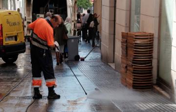 El Ayuntamiento refuerza el dispositivo de limpieza para esta Semana Santa .