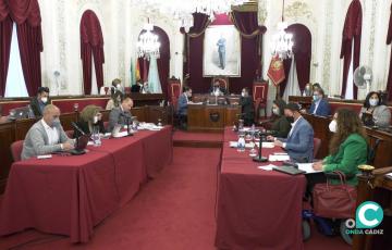 El pleno ordinario de abril se ha celebrado presencialmente en el ayuntamiento aunque aún con algunas medidas de seguridad anti-covid