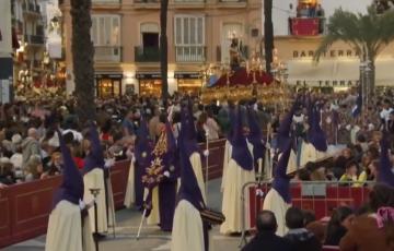 Imagen de la plaza de la Catedral llena de público contemplando el paso de una hermandad