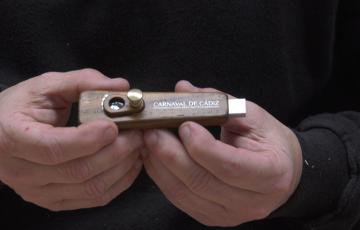 Pen-drive con la documentación de la candidatura del Carnaval de Cádiz 