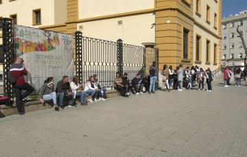 Colas para participar en el proceso de selección de personal de Clece