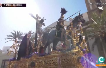 Sol radiante durante el recorrido del Cristo de Las Aguas a su paso por la plaza de la Catedral 