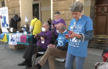 Mesa informativa por el Día mundial del Párkinson 