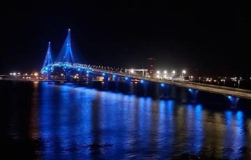 Puente azul por el Día del Autismo