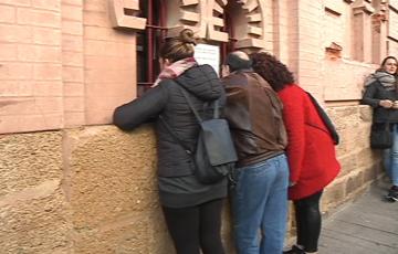 Personas adquieren localidades en las taquillas de Falla (archivo)