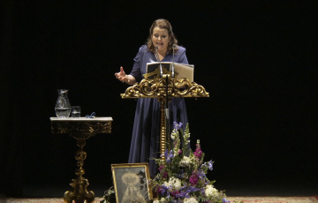 La pregonera durante la disertación de su pregón.