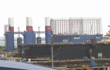 La plataforma Kugira en el muelle.