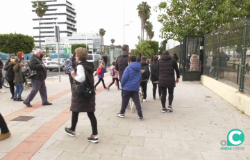 En la puerta del colegio.