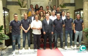 Equipo de gobierno y representación de la plantilla del Cádiz CF posan en la escalera principal del Ayuntamiento