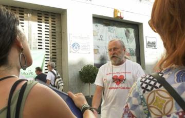 El portavoz de Marea Blanca, Antonio Vergara, durante la concentración en la plaza del Palillero