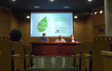 Responsables del Colegio de Médicos y de Diputación durante la presentación de la campaña