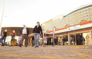 Un grupo de cruceristas salen de la terminal de cruceros del puerto de Cädiz