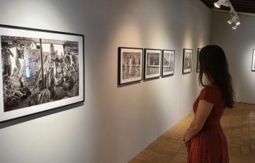 Javier Atienza muestra su trabajo realizado en un campamento saharaui