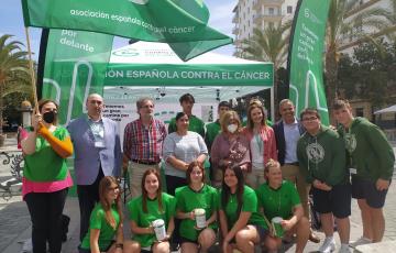 La AECC celebra acto en la plaza de San Juan de Dios para pedir la colaboración de la ciudadanía a favor de la investigación contra el cáncer