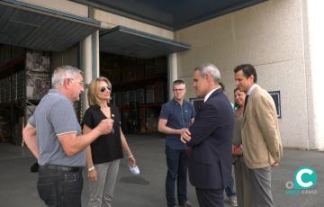 El subdelegado del Gobierno en Cádiz ha visitado este miércoles las instalaciones del Banco de Alimentos y de Cruz Roja en el polígono industrial La Cabezuela