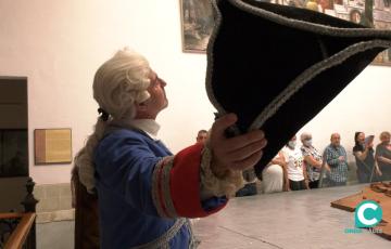 Uno de los componentes del grupo Animarte durante la visita a la maqueta de Cádiz
