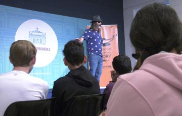 El mexicano José Eugenio Sánchez durante su performance