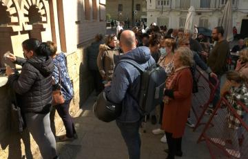 Desde esta mañana son muchas las personas que se han acercado a la taquilla del Gran Teatro Falla