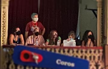 Cinco mujeres puntuando