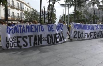 Los interinos municipales se han vuelto a concentrara a las puertas del Ayuntamiento para exigir soluciones a su conflicto