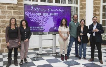 Los grupos participantes durante la presentación del programa en Diputación