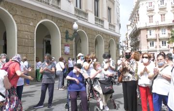 Los usuarios y usuarias de los talleres se movilizan con sus monitores
