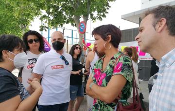 Teresa Rodríguez con los trabajadores de Majorel en Jerez
