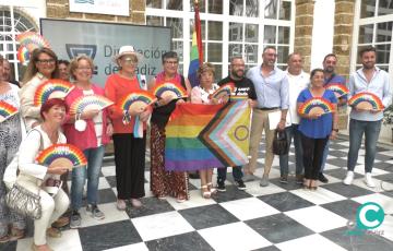 Foto de familia durante el acto de Diputación 