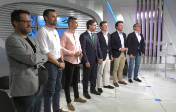 Foto de familia de los 6 candidatos políticos al término del programa Especial Elecciones