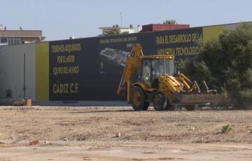 Una máquina excavadora realiza labores de adecentamiento de los terrenos de la antigua factoría de Delphi 