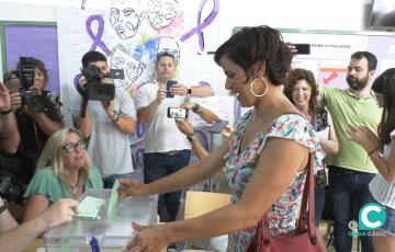 La candidata de Adelante Andalucía a la presidencia de la Junta ejerciendo su derecho al voto