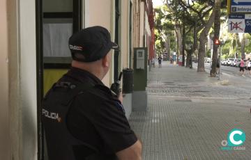 Un agente velando por la seguridad este domingo en el Colegio Carlos III