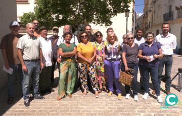 Foto de familia de los componentes de Ganar Cádiz y Podemos en la plaza de la Merced