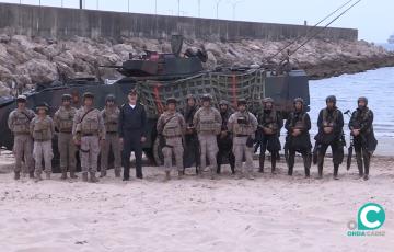 Foto de familia del Rey Felipe VI con algunos de los participantes del ejercicio Flotex22