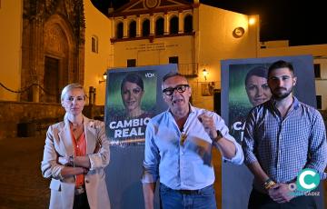 Manuel Gavira ha sido el encargado de iniciar la tradicional pegada de carteles en la plaza de San Jorge